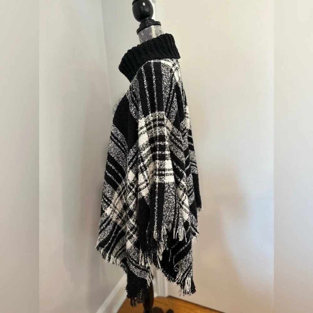 Steve Madden Black and White Checkered Poncho. Sz: OS Coverup Sweater.